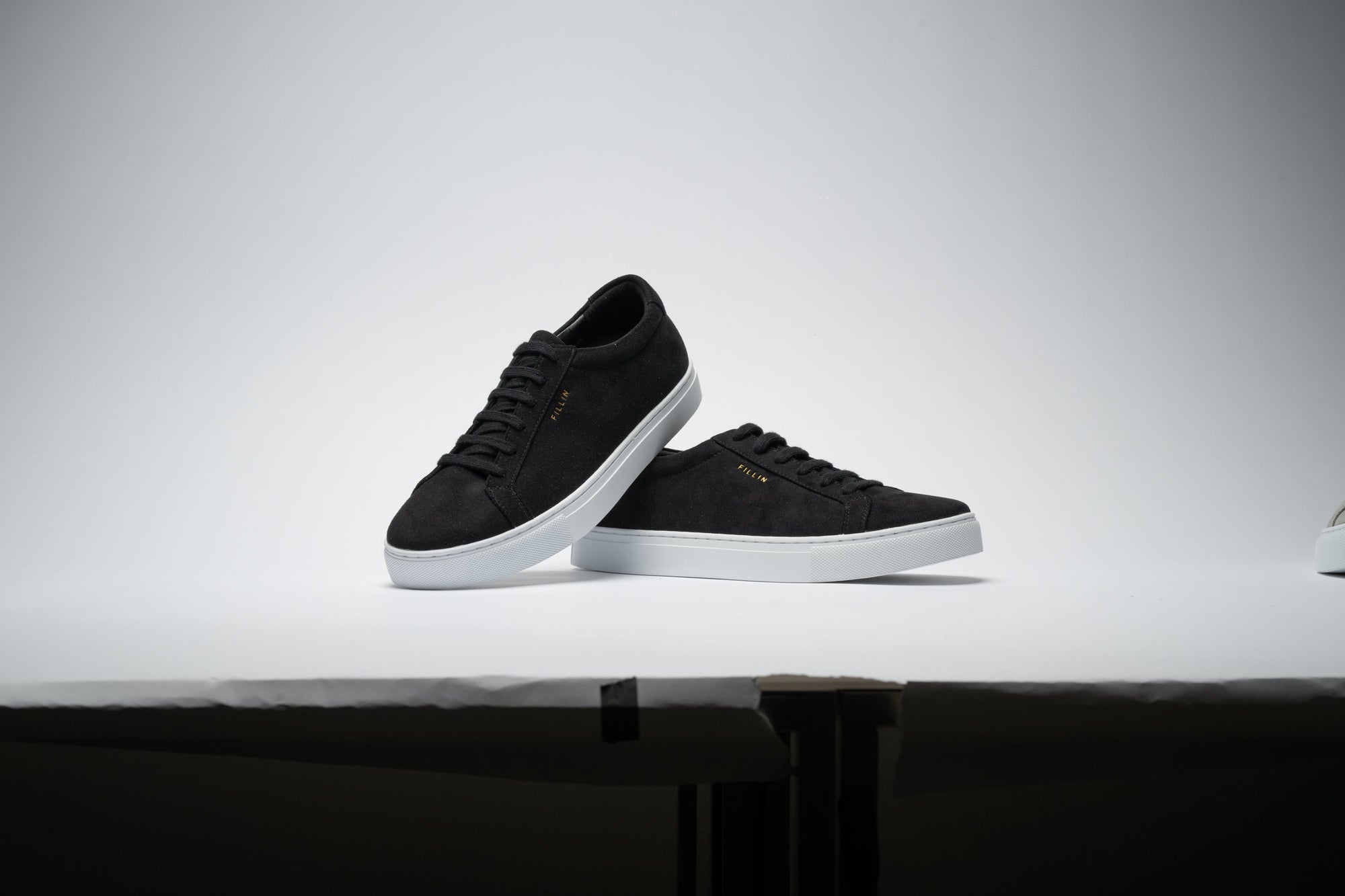 スニーカーの横幅を広げる方法｜自宅で安全に広げる手順と素材別の注意点