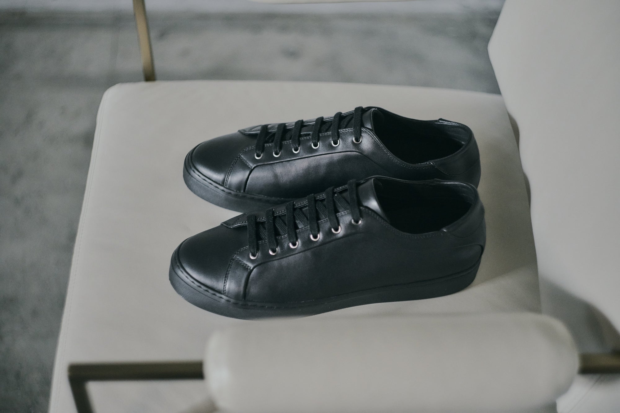 スニーカー×スカートコーデはダサい？不安を解消する合わせ方を徹底解説。