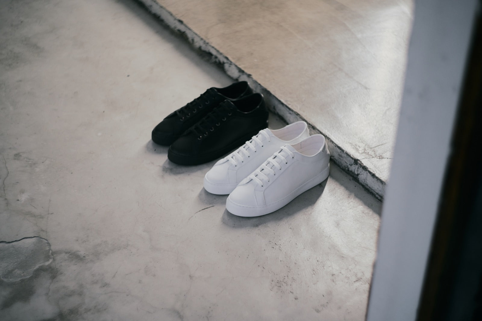 スーツにスニーカーはダサい？大人が失敗しない合わせ方とコーデ完全解説