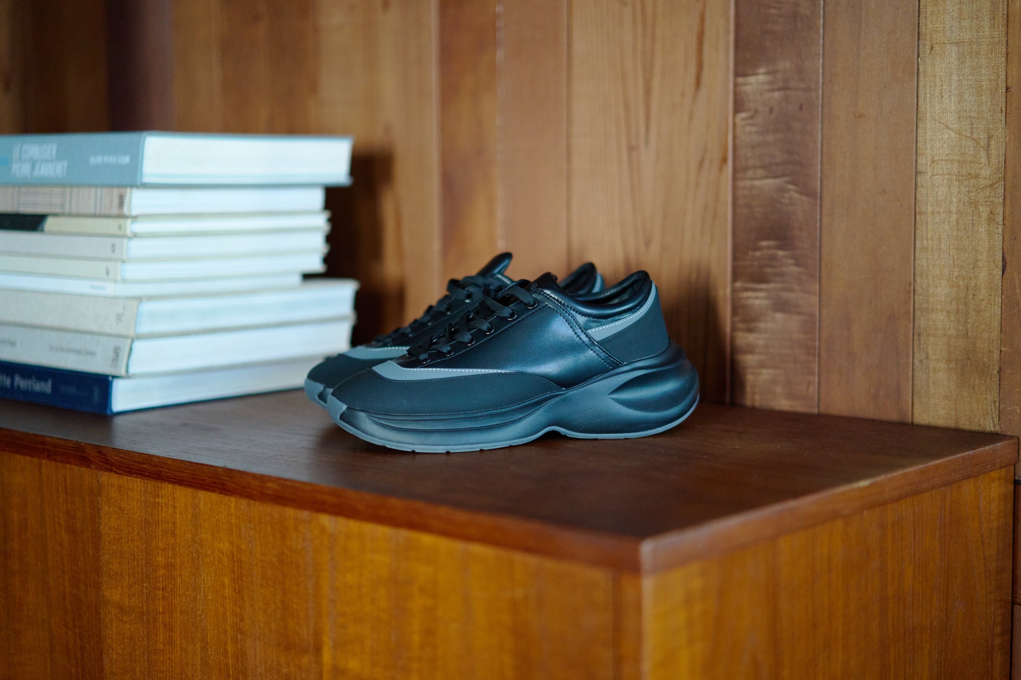 スニーカー×タイツは本当にダサい？失敗しない選び方を徹底解説