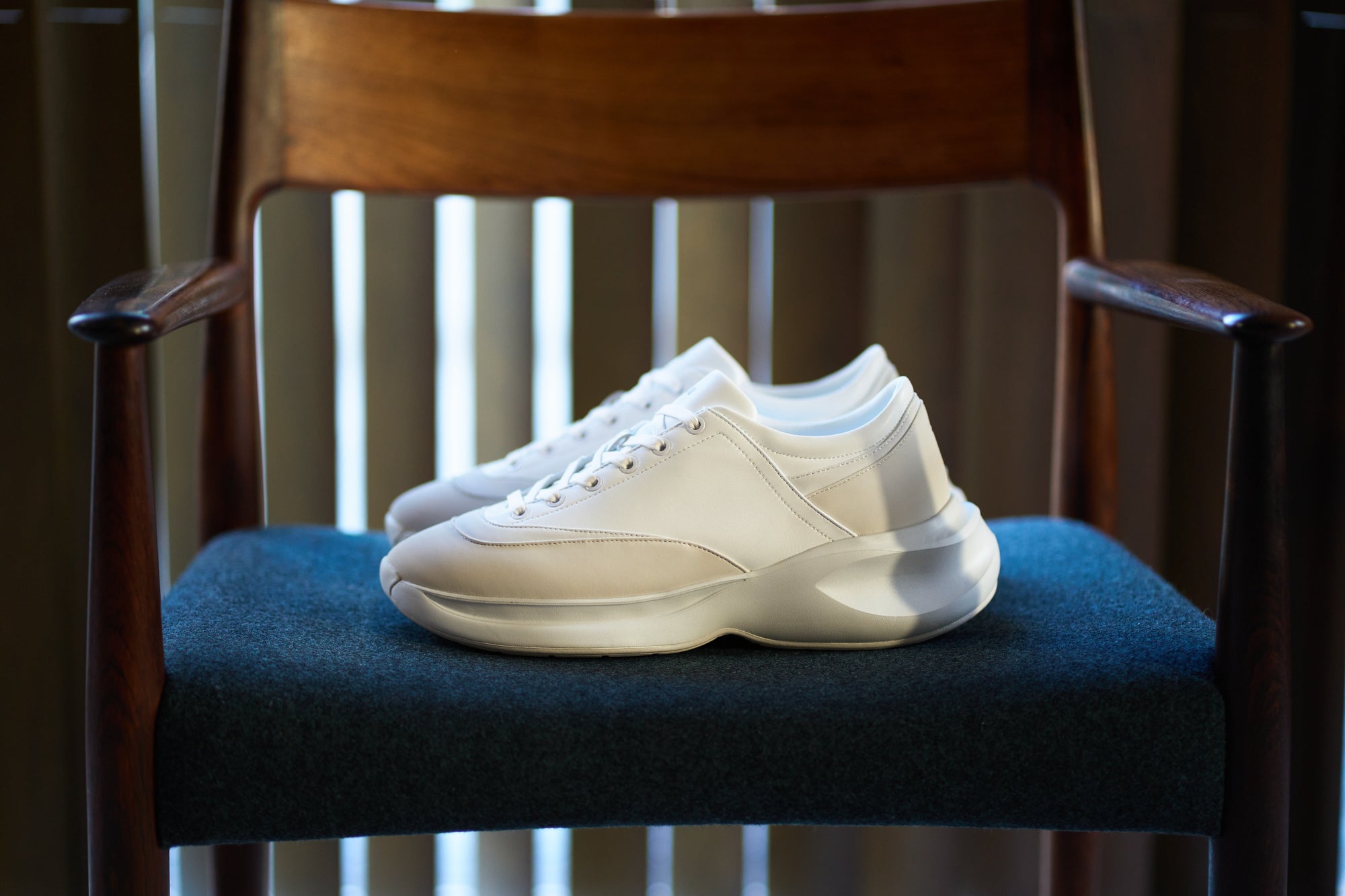 スニーカーのサイズ選び完全ガイド【失敗しないサイズ感】