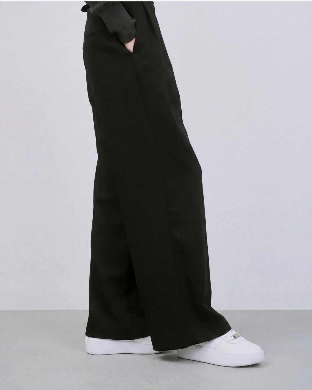 MOAK | WHITE